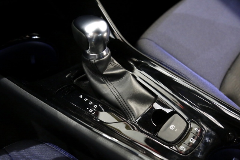  丰田C-HR 2023款 2.0L智能电混双擎 舒适版