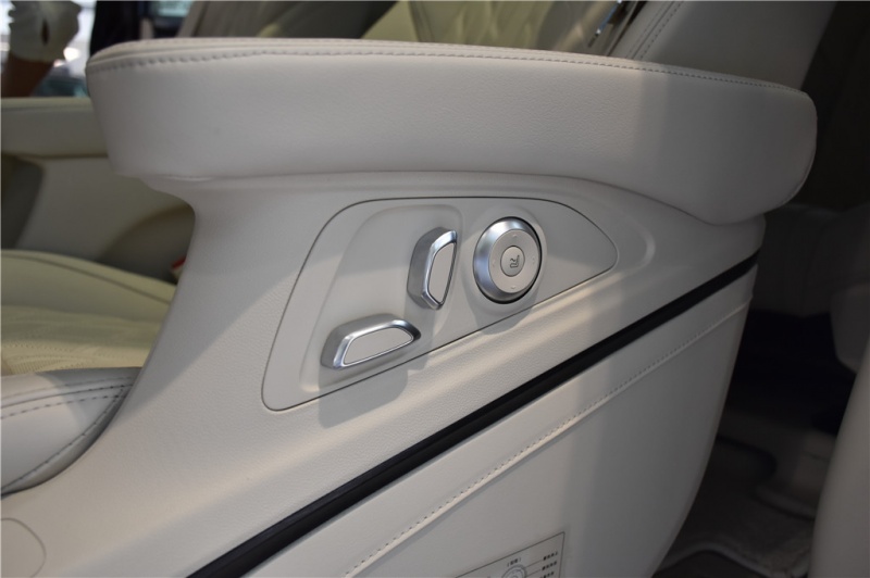  别克GL8 2025款 陆尊 尊享版