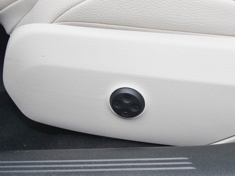  奔驰E级(进口) 2025款 改款 E 300 豪华型运动版