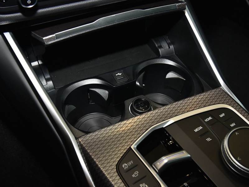  宝马3系 2025款 330i M运动曜夜套装