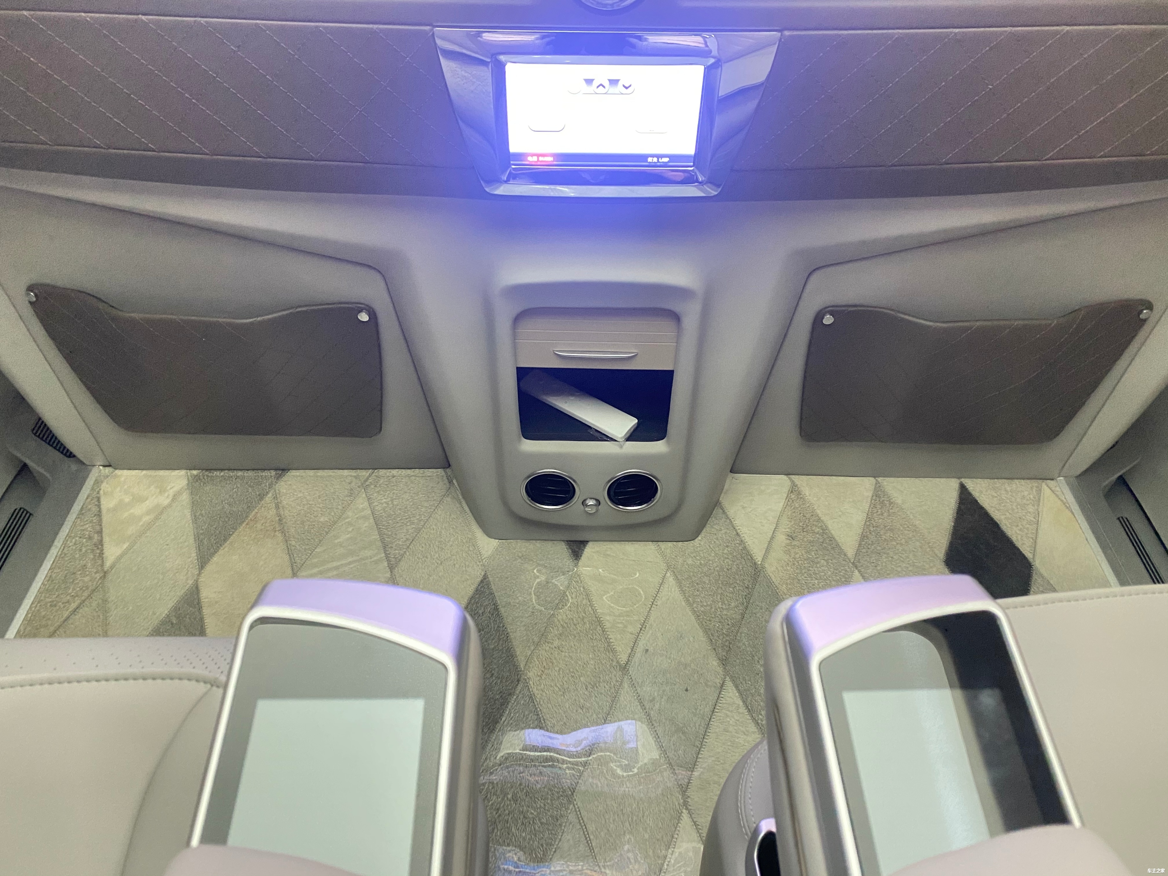 全新奔驰vs780全隔断，黑银双拼商务车，就是要来点儿不一样的