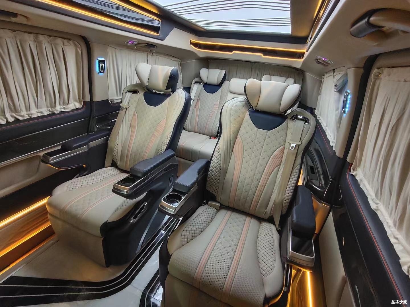 2022款奔驰V260L七座隔断
