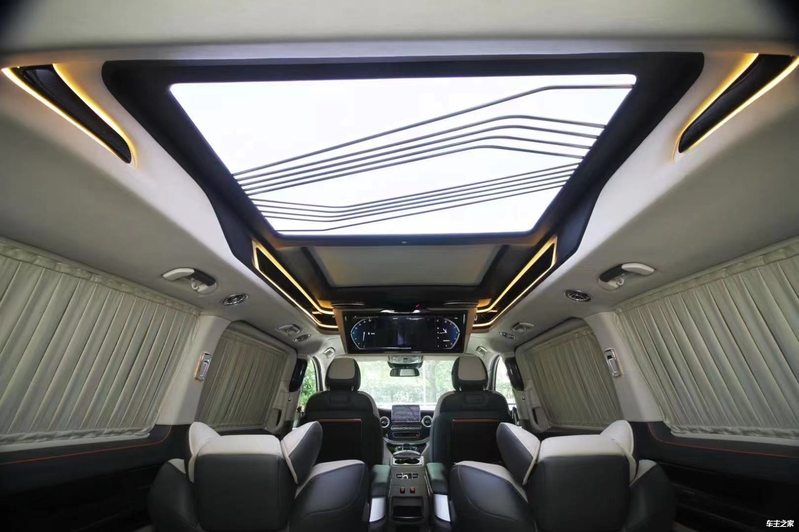 2022款奔驰V260L七座隔断
