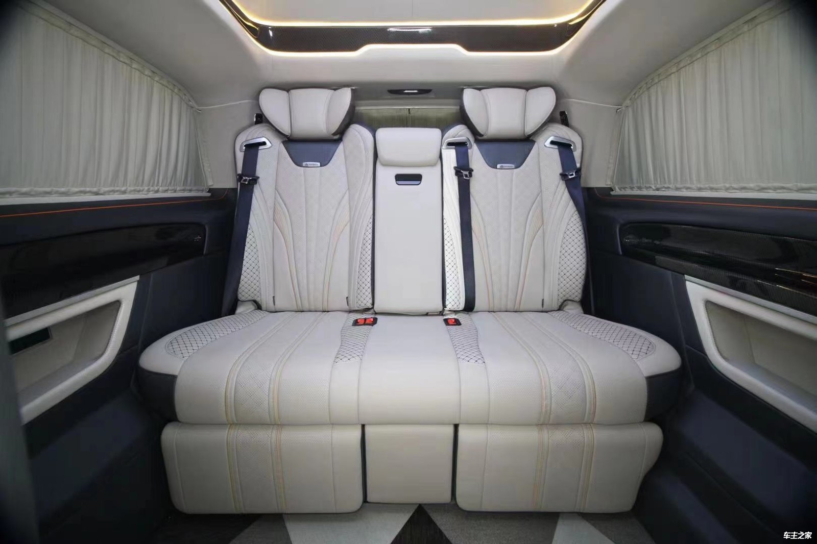 2022款奔驰V260L七座隔断