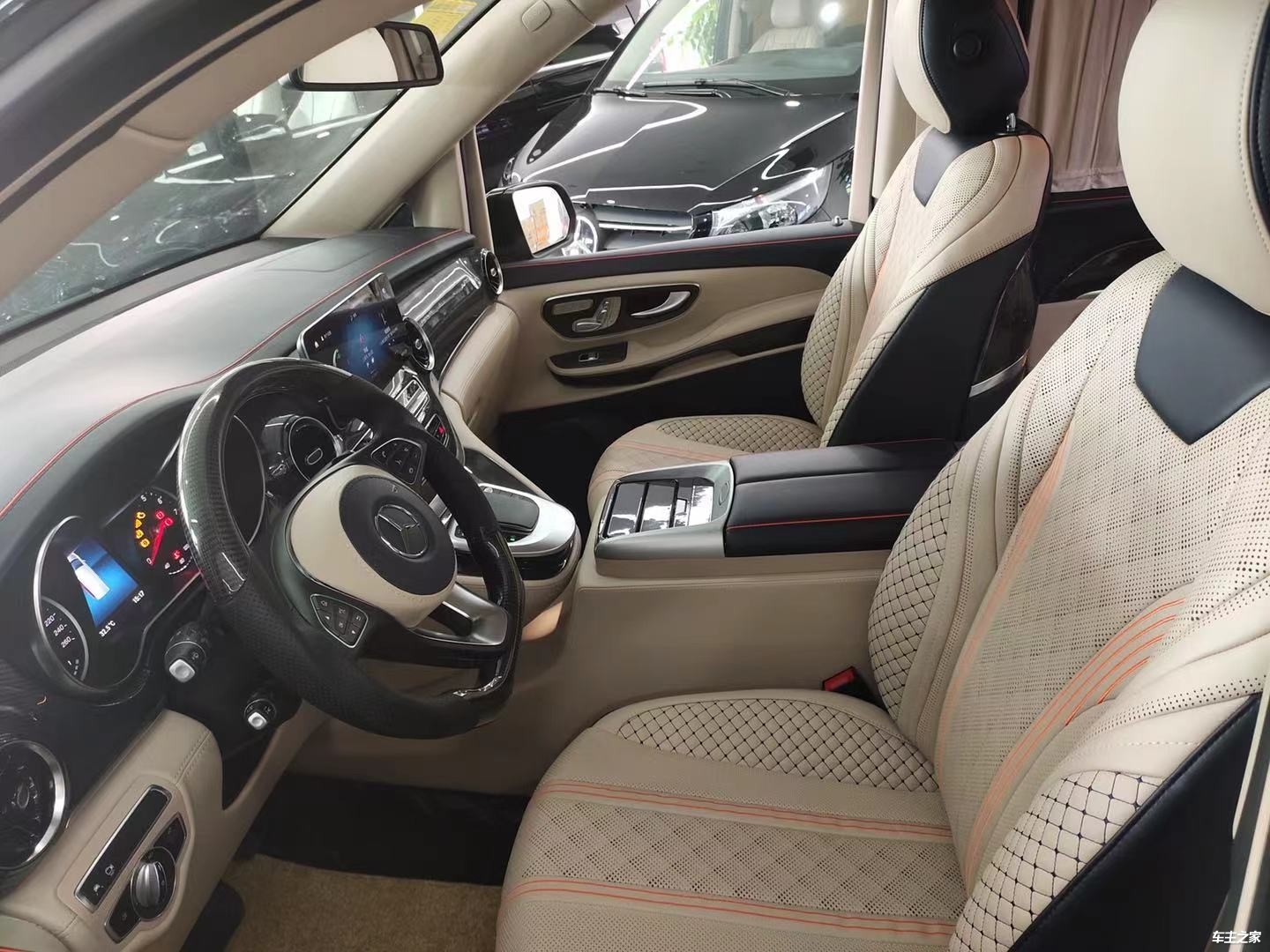 2022款奔驰V260L七座隔断